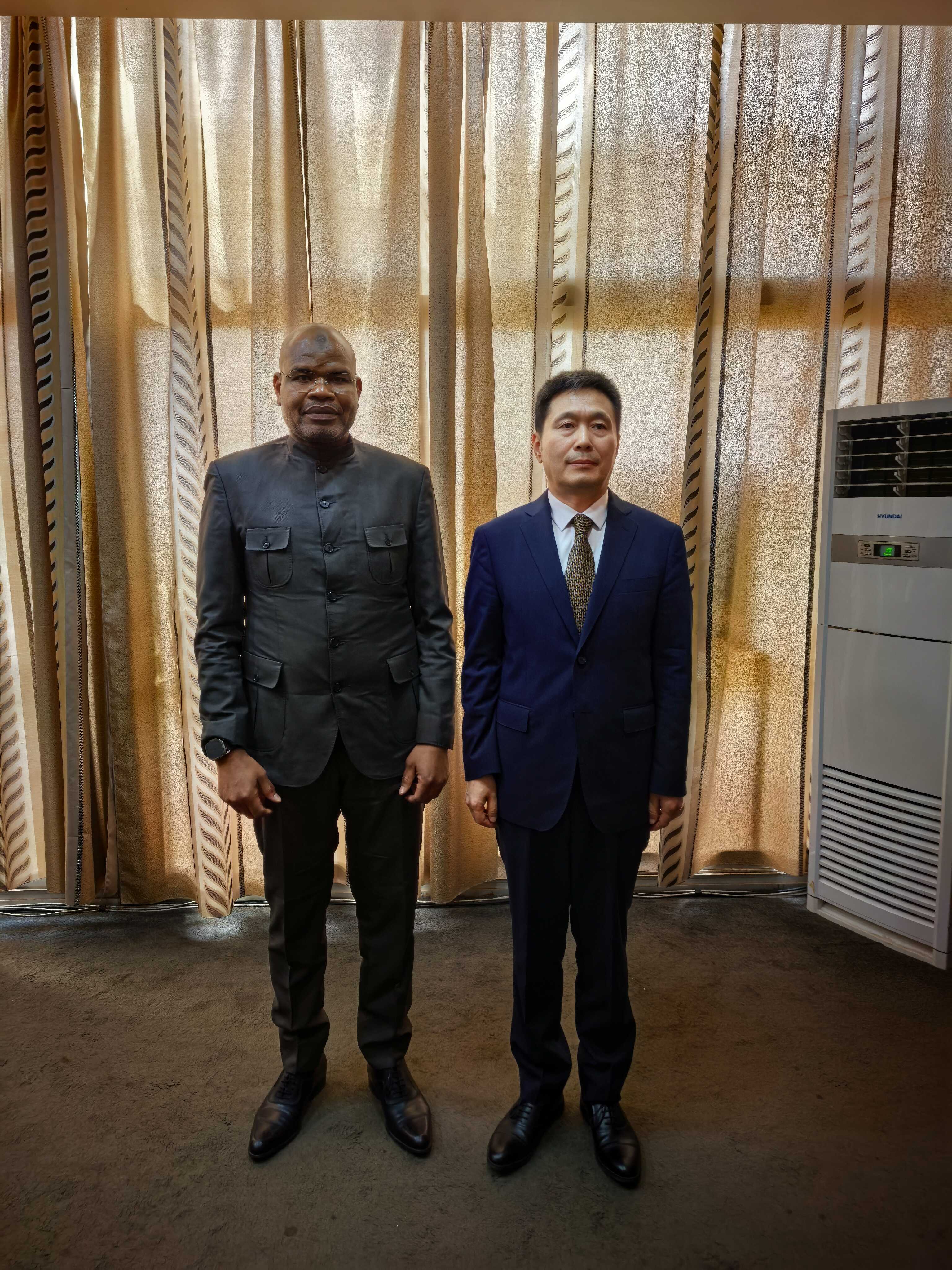 大使见石油部长蒂尼.jpg